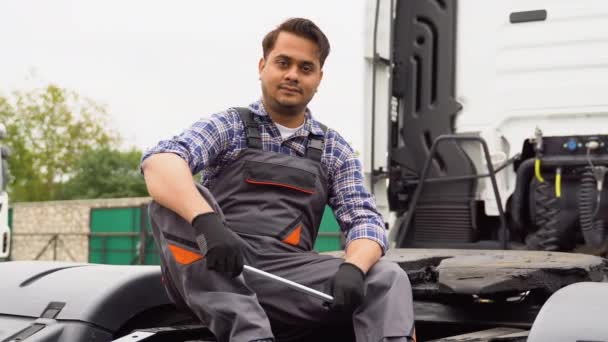 Retrato Reparador Indiano Com Uma Chave Inglesa Perto Camião — Vídeo de Stock