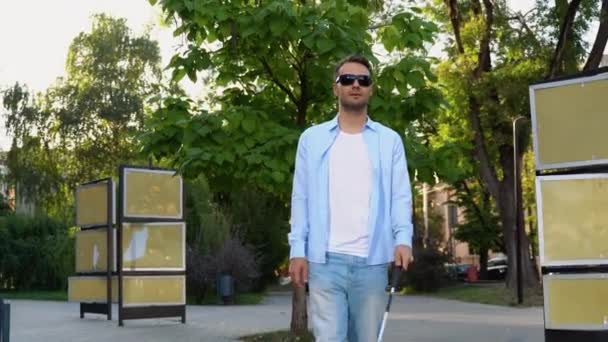 Ένας Τυφλός Που Περπατάει Στην Πόλη Και Χρησιμοποιεί Μπαστούνι Στο — Αρχείο Βίντεο