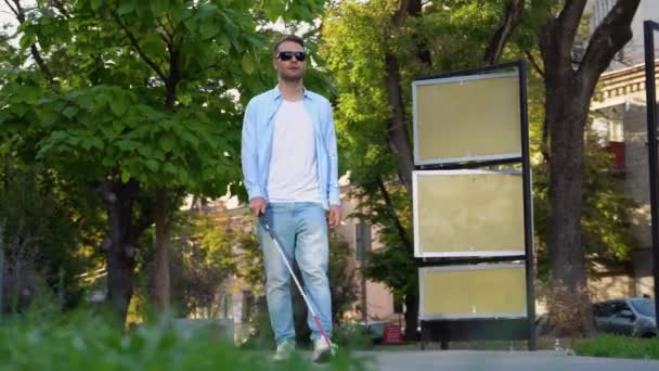 Knappe Blinde Man Die Met Een Stok Stad Loopt — Stockvideo