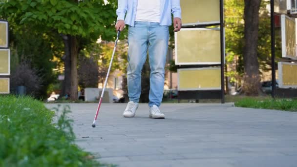 Мидсекция Молодого Слепого Человека Белой Тростью Идущего Через Улицу Городе — стоковое видео