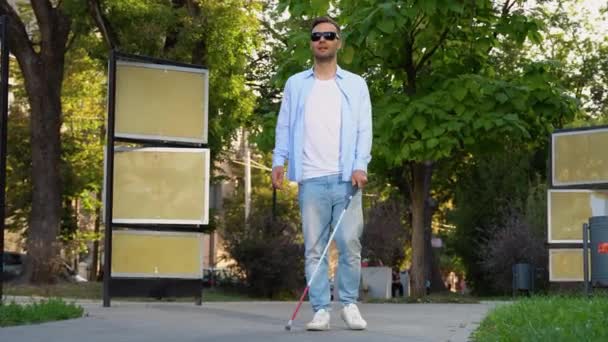 Een Blinde Loopt Straat Slechtziende Man Met Wandelstok — Stockvideo