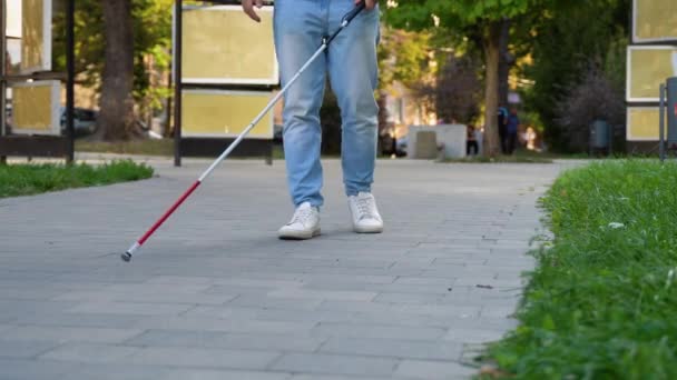 Καλοντυμένος Τυφλός Περπατά Κοντά Μια Καμπή Ένα Μακρύ Λευκό Ζαχαροκάλαμο — Αρχείο Βίντεο
