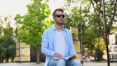 Kör adam körler kitabına dokunarak okuyor.