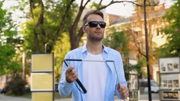 Slepý Muž Připravuje Vycházkovou Hůl Parku Koncept Nezávislosti — Stock video