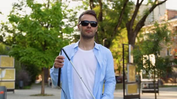 Blinder Mann Stellt Gehstock Auf Der Straße Auf — Stockvideo