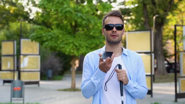 Şehir Parkındaki Genç Kör Adam Telefonda Konuşuyor — Stok video