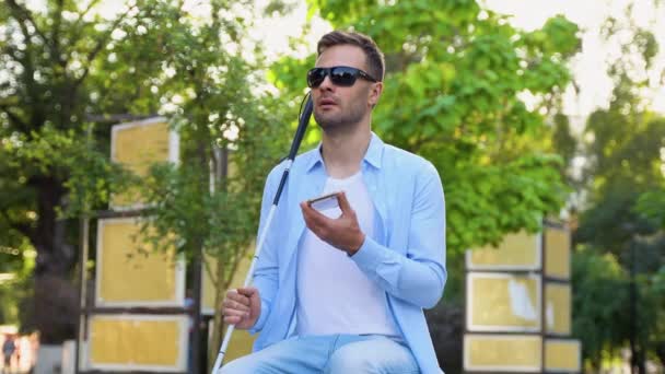 Слепой Человек Использующий Голосовое Приложение Смартфоне Инновации — стоковое видео