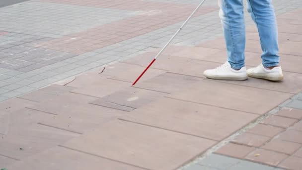 Şehirde Sokakta Yürüyen Beyaz Bastonlu Genç Kör Adamın Orta Bölümü — Stok video