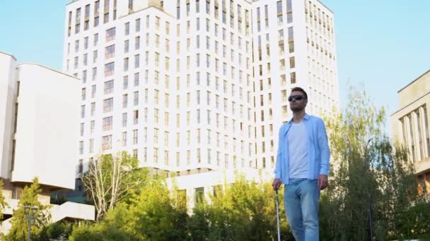 Νεαρός Τυφλός Περπατάει Μπαστούνι Στο Δρόμο — Αρχείο Βίντεο