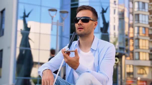 Jonge Blinde Man Spreekt Aan Telefoon Buurt Van Business Center — Stockvideo