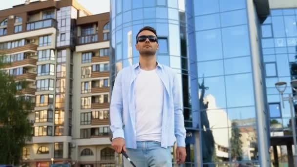 Kör Bir Adam Şehirde Yürüyor Kaldırımda Baston Kullanıyor — Stok video
