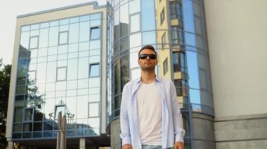 Yakışıklı kör adam kasabada sopayla yürüyor..