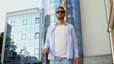 Kör bir adam sokakta yürüyor. Bastonlu görme engelli bir adam..