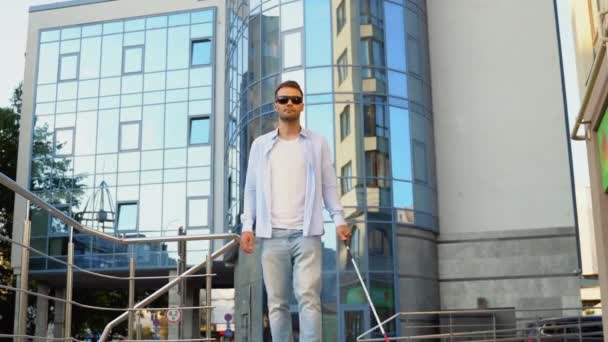 Ένας Τυφλός Περπατάει Στο Δρόμο Οπτικά Διαταραγμένος Άντρας Μπαστούνι — Αρχείο Βίντεο