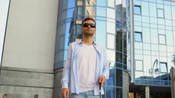 Jonge Blinde Man Loopt Met Een Stok Straat — Stockvideo