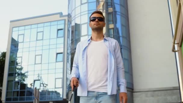 Een Blinde Loopt Straat Slechtziende Man Met Wandelstok — Stockvideo