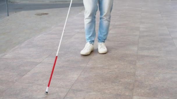 Όμορφος Τυφλός Που Περπατάει Μπαστούνι Στην Πόλη — Αρχείο Βίντεο