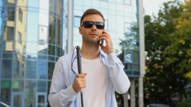 Snygg Förblindad Man Med Käpp Som Pratar Telefon — Stockvideo