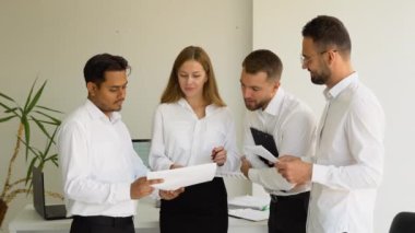 İş adamları çeşitli grup toplantıları ofiste.