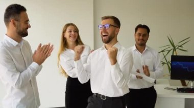 İş ekibi zaferi kollarını kaldırarak kutluyor.