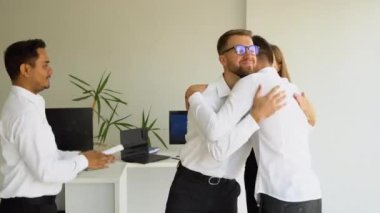 Mutlu iş adamları şirkette başarıyı kutluyor.