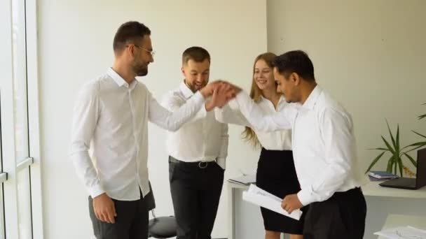 Geschäftsfrau Gibt Männlichen Kollegen Bei Treffen Eine Hohe Fünf Business — Stockvideo