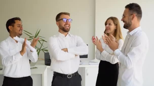 Mutlu Adamları Şirkette Başarıyı Kutluyor — Stok video