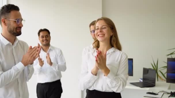 Рабочие Поздравляют Женщину Лидера Проекта Счастливые Бизнесмены Празднующие Успех Компании — стоковое видео