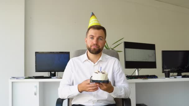 Smutny Zmęczony Pracownik Biurowy Świętujący Urodziny Miejscu Pracy — Wideo stockowe