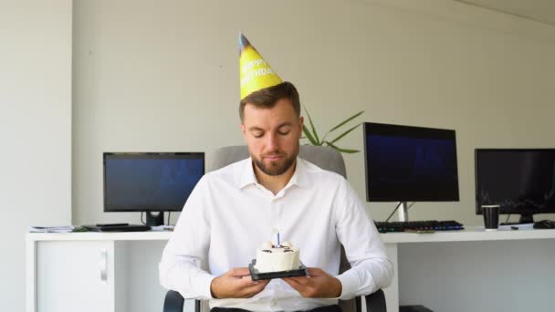 Smutny Zmęczony Pracownik Biurowy Świętujący Urodziny Miejscu Pracy — Wideo stockowe