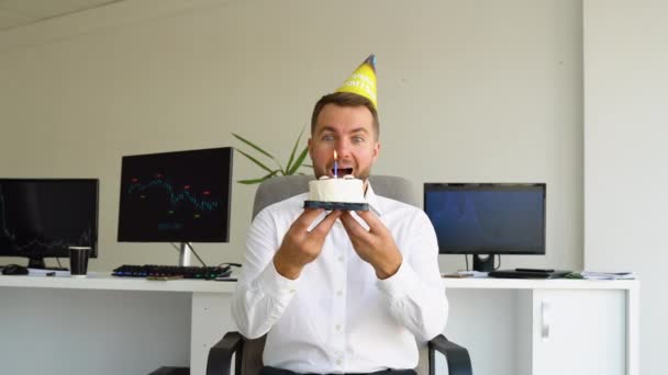 Ευτυχισμένος Υπάλληλος Γραφείου Γιορτάζει Γενέθλια Στο Χώρο Εργασίας — Αρχείο Βίντεο