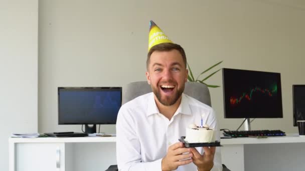 Feliz Oficinista Celebrando Cumpleaños Lugar Trabajo — Vídeo de stock