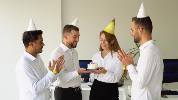 Επιχειρηματική Ομάδα Γιορτάζει Γενέθλια Ενός Συνεργάτη Στο Σύγχρονο Γραφείο — Αρχείο Βίντεο