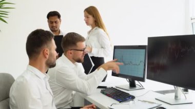 Finansal Analistler ve Günlük Tüccarlar Gerçek zamanlı Borsa, Borsa ve Borsa Çizelgeleri ile Çoklu İzleyici Çalışma İstasyonlarında Çalışıyor