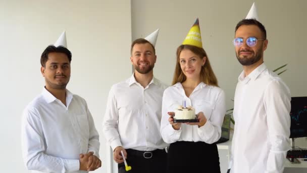 Zespół Biznesowy Świętuje Urodziny Kolegi Nowoczesnym Biurze — Wideo stockowe