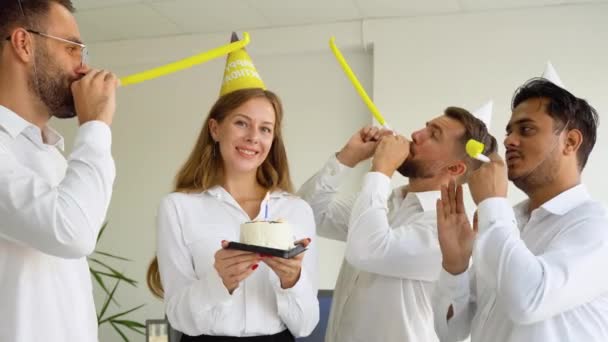 Uśmiechający Się Kolegów Obchodzi Urodziny Kobieta Biurze — Wideo stockowe