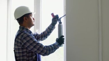 Alt kuşak ve pencere çerçeve arasındaki boşluğu doldurmak için poliüretan köpük uyguluyor. Konfor ve coziness eviniz için oluşturma.