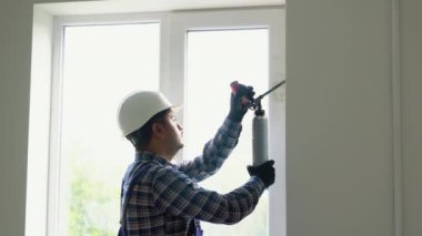 Pencere kurulumu. Pencere kurarken köpük kullan. Ev onarımı.