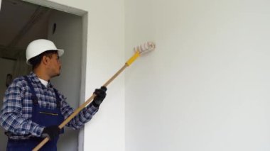 Hint dekoratör ışık duvarı boyuyor.