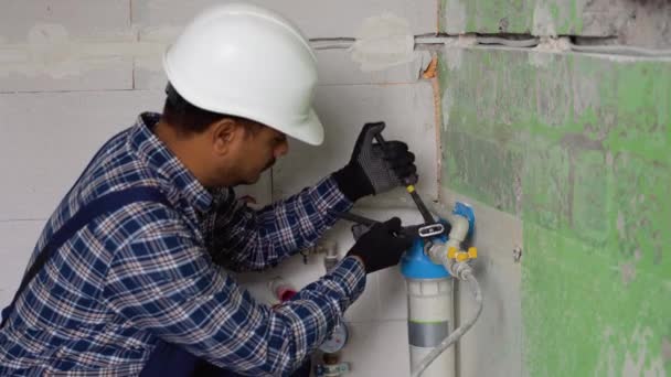 Indiase Loodgieter Installeert Veranderen Waterfilter Nieuw Appartement Vervangende Aquafilter — Stockvideo