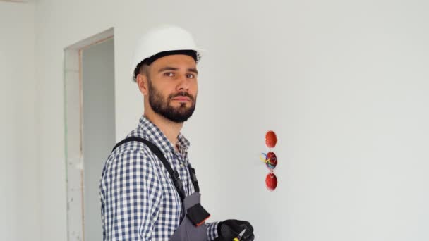 Portretul Electricianului Uniformă Timp Înlocuiește Priză Apartament După Lucrări Renovare — Videoclip de stoc