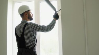 İnşaat işçisi kapalı kalafat ile pencere sızdırmazlık.