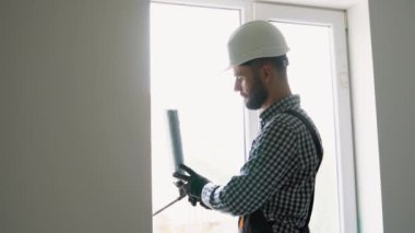 İnşaat işçisi kapalı kalafat ile pencere sızdırmazlık.