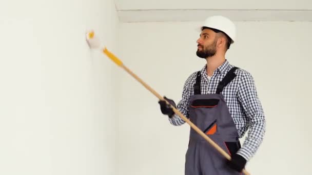 Trabalhador Decorador Parede Pintura Quarto — Vídeo de Stock