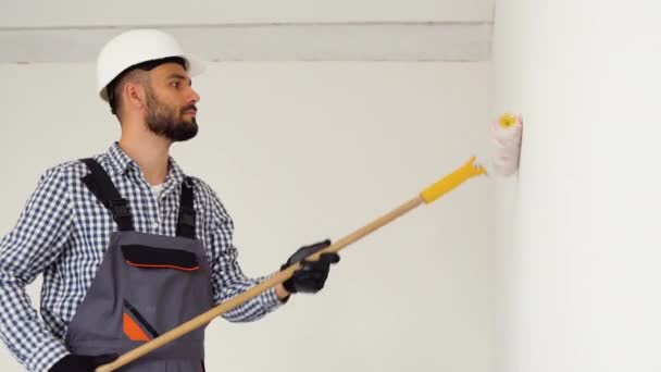 Een Man Werknemer Schilderen Muur Met Witte Kleurstof Binnen — Stockvideo