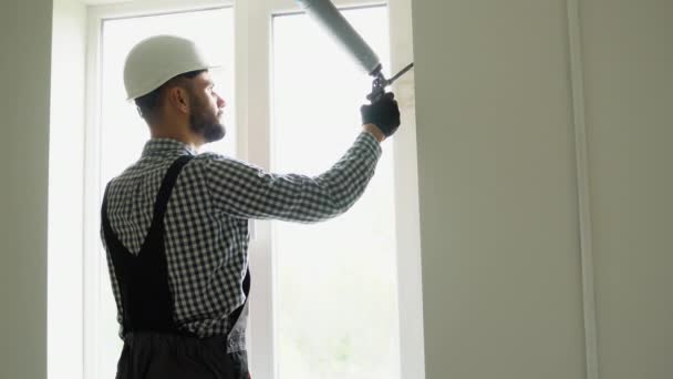 Pekerja Konstruksi Menyegel Jendela Dengan Kuali Dalam Ruangan — Stok Video