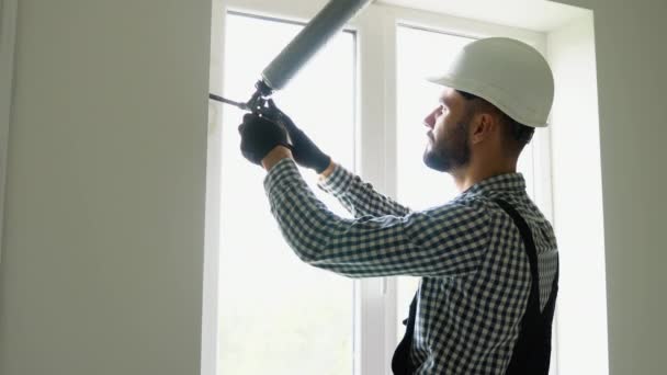 Pemasangan Jendela Perbaikan Rumah Penggunaan Busa Ketika Memasang Jendela — Stok Video