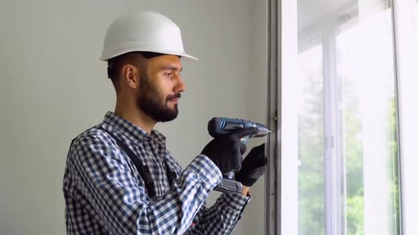 Tyrkisk Arbejder Uniform Installation Eller Justering Plastvinduer Stuen Derhjemme – Stock-video