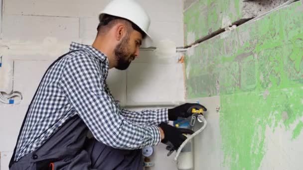 Klempner Installiert Bei Renovierung Rohre Und Aquafilter Neuer Wohnung — Stockvideo