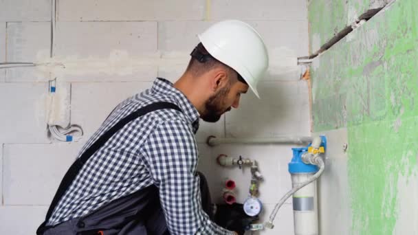 Loodgieter Installeert Leidingen Een Aquafilter Een Nieuw Appartement Tijdens Renovatie — Stockvideo